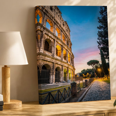Reproduction d'art sur toile, une vue majestueuse du Colisée à Rome au crépuscule