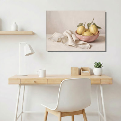 Citrons dans un bol rose avec toile blanche drapée