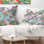 Motif de fleurs roses sur fond bleu - coussin à imprimé floral