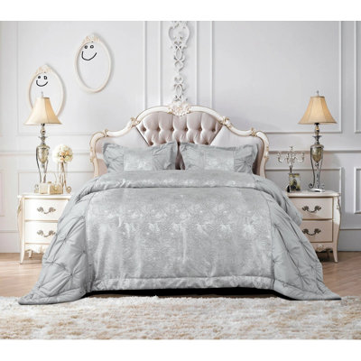 Bedspread with Pillow Shams Included