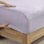 Très grand lit taupe avec édredon floral et draps - Tissu ignifuge à séchage rapide