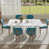 Table blanche avec chaises bleu sarcelle est en rupture de stock