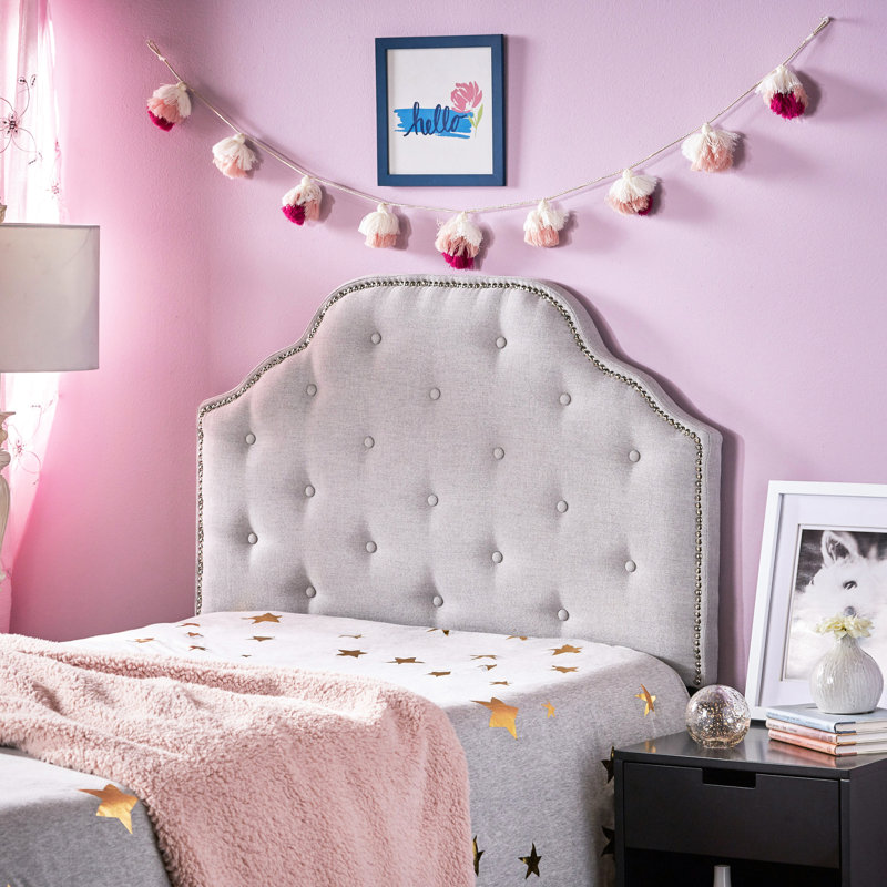 Tête de lit contemporaine de taille simple avec tissu rembourré et motif à losanges avec garniture cloutée capitonnée à boutons gris
