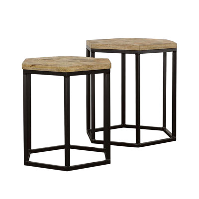 2 tables gigognes avec des plateaux hexagonaux en bois de manguier et des cadres en métal noir pour le salon