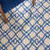 Tapis ivoire / bleu en laine crocheté à la main Childers