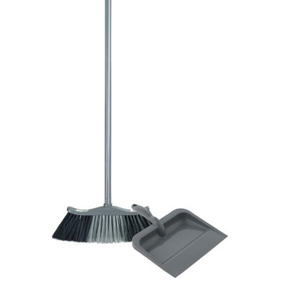 L'ensemble Superio de balai gris et balai à poussière assorti possède une poignée de 48 po, une pelle en plastique durable avec poignée à prise confortable