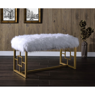 Banc en métal doré avec assise en fausse fourrure blanche, sans tube de rangement offert