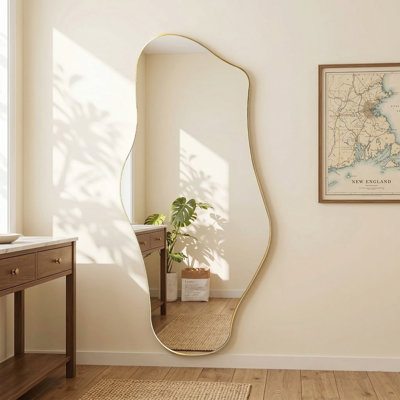 Miroir mural moderne asymétrique pleine longueur avec cadre en métal doré, 63 po x 28 po