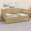 Lit de jour en rotin de style traditionnel avec lit gigogne, parfait pour les espaces restreints et les chambres d'amis-419040790