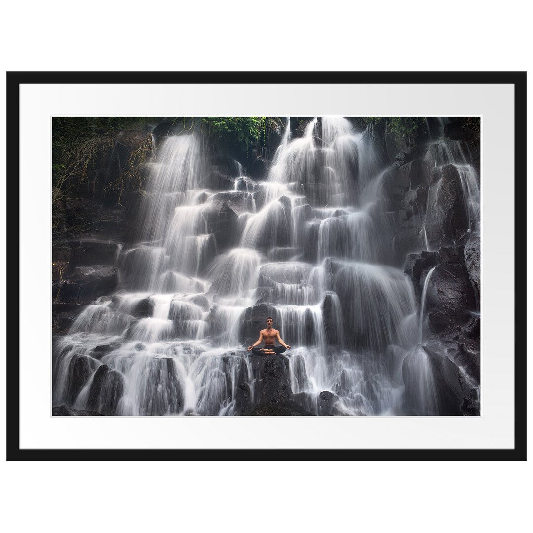 Gerahmtes Poster Yoga am Wasserfall in Bali