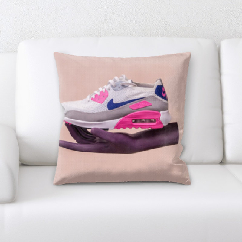 Coussin tenant des chaussures sur fond