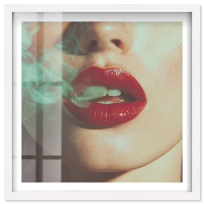 «Kiss of Smoke II», art mural glamour par Notoriart, cadre blanc, 21 x 21