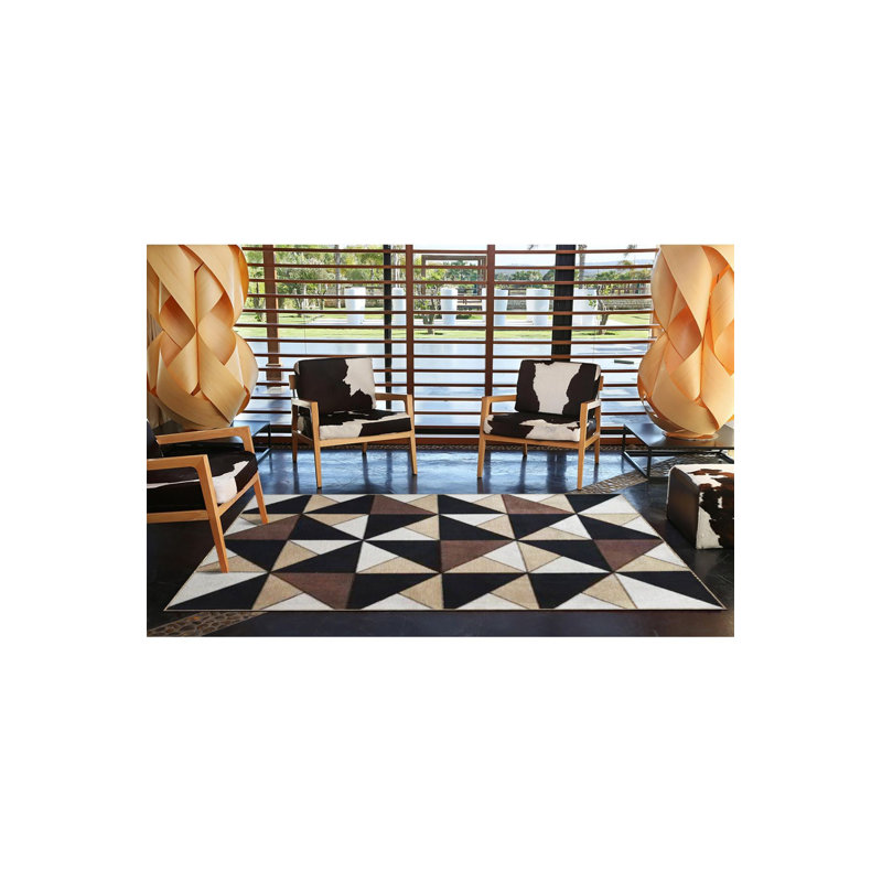 Tapis noir décoratif à motif géométrique triangulaire noir, Sous-tapis rectangulaire 4 pi 7 po x 6 pi 7 po inc