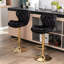Lot de 2 tabourets de bar, réglables en hauteur grâce à un mécanisme de levage, avec repose-pieds et base, revêtement en velours et pieds dorés, piètement noir élégant et réglable.