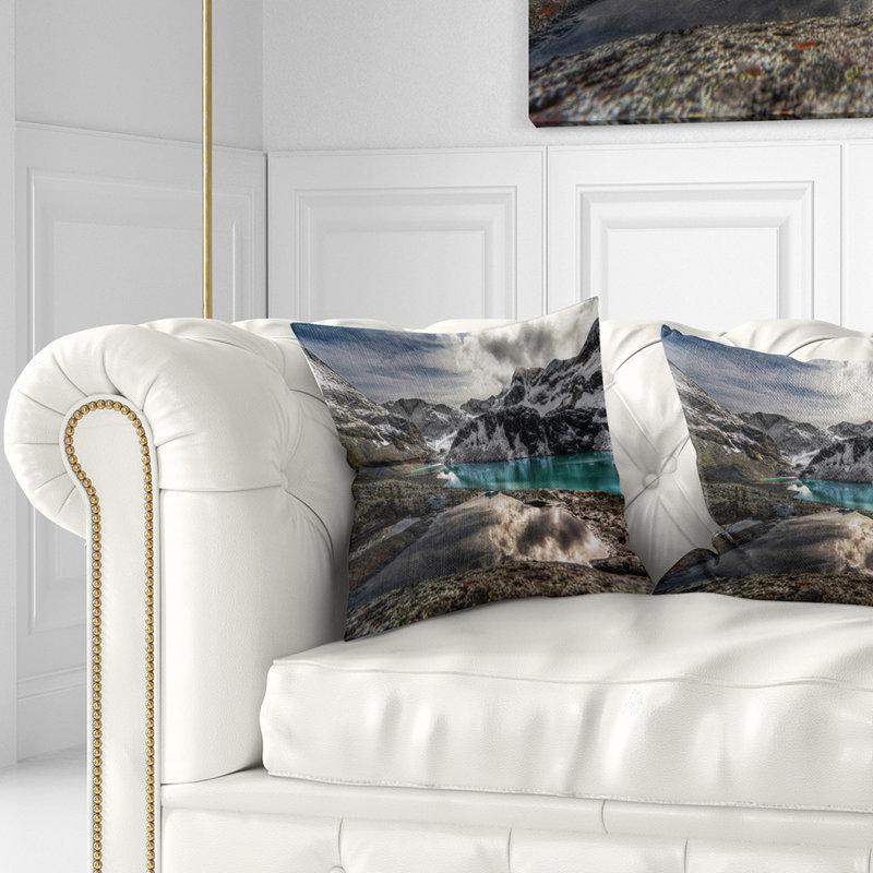 Coussin Mountain Mountain sous un ciel nuageux, 18" x 18", Coussin décoratif