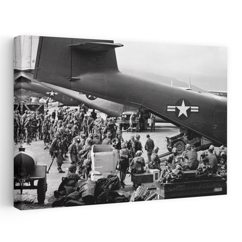 Les années 1960, le personnel militaire rassemblé sous les queues d'avions dans un aérodrome en attente d'être transporté par avion pour une opération spéciale au Vietnam ...