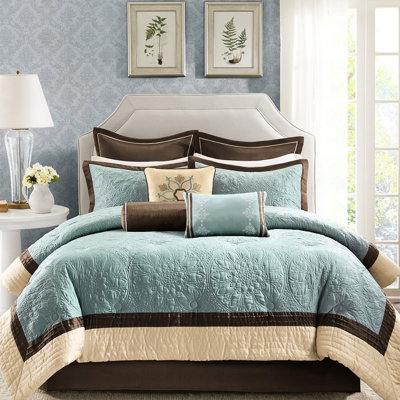 Édredon bleu très grand, Charmeuse avec des taies décoratives européennes et un lit à coussins dans Charmeuse, trois ornements décoratifs brodés