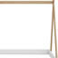 Un lit de plancher conçu comme une tente, avec une structure triangulaire.-533788096-520859689