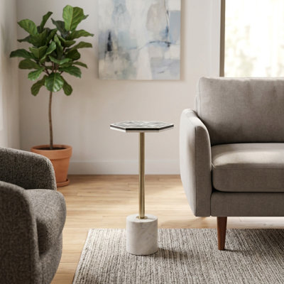 Table d'appoint géométrique hexagonale en marbre et en métal pour le placement dans le salon - table d'appoint moderne pour présentoir à espaces étroits