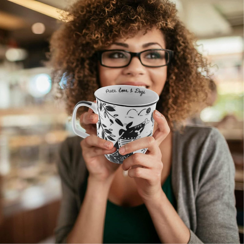 La tasse 14Oz Artisan Boho rehausse vos moments douillets avec cette superbe tasse en céramique noire et blanche, un incontournable de l'hiver. Conçu avec une élégance bohème artistique, il combine une finition noire matte profonde avec de charmants motifs minimalistes.