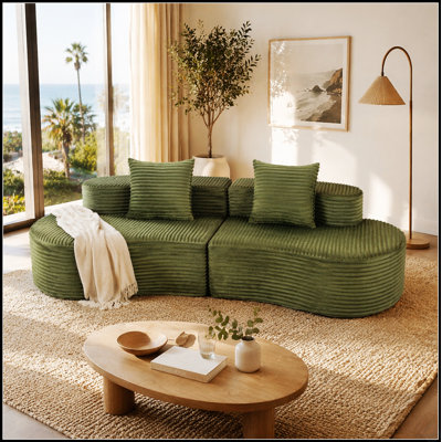 Canapé deux places entièrement recouvert de velours côtelé comprimé, avec des assises profondes et des coussins lombaires pour un confort optimal dans votre salon.