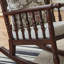 Chaise berçante élégante en noyer massif