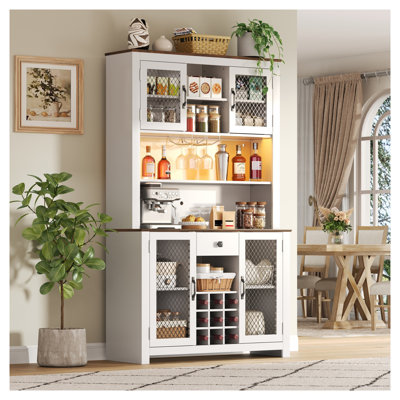Armoire de cuisine blanche 70,9 "avec lumières DEL et prises de courant, buffet de ferme avec porte-bouteilles et portes en verre
