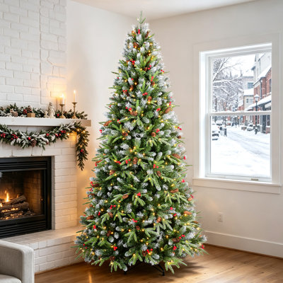 Arbre de Noël givré pré-éclairé avec baies rouges et pommes de pin