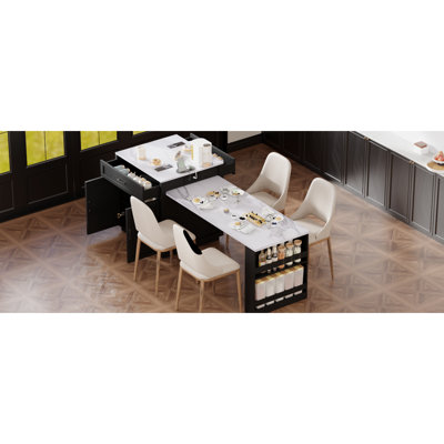 Îlot de cuisine avec coin repas extensible pour 2 à 6 personnes, plateau en faux marbre noir, double rangement, porte, charnières à fermeture douce, style moderne, 2 étagères latérales ouvertes, 1 prise USB-C.