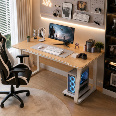 Bureau d'ordinateur de jeu moderne et épuré de 140 cm (55,12 pouces), structure en acier, bords incurvés, ton naturel, idéal pour la maison ou le bureau.