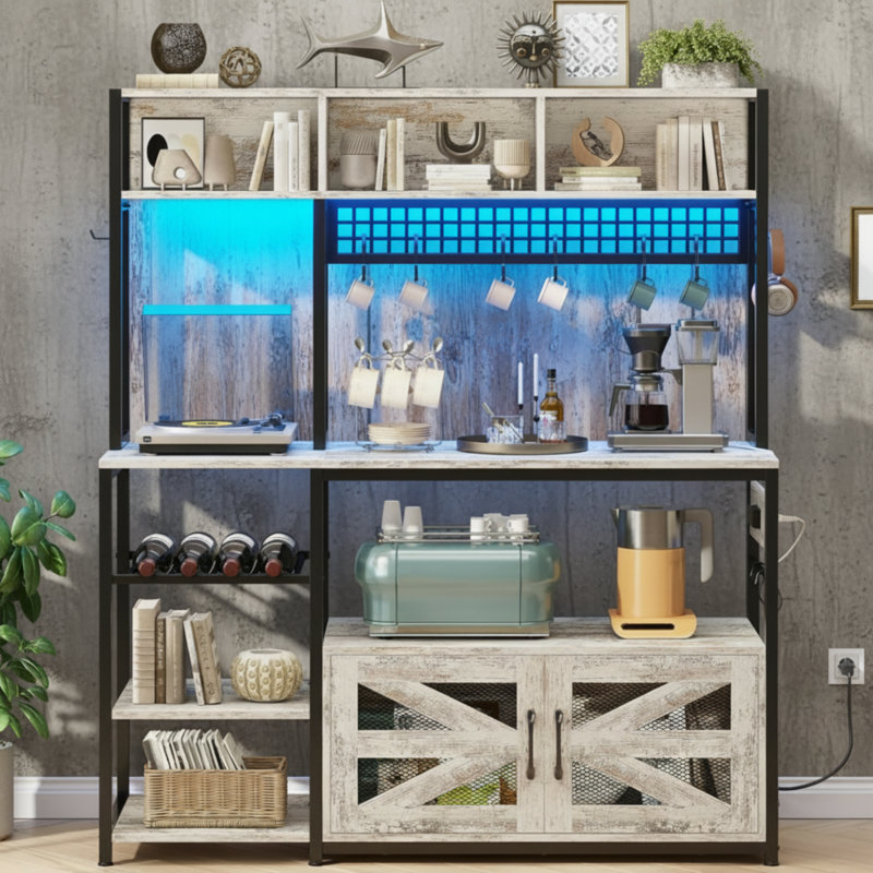 Comptoir de bar à rôtir et à café multifonctionnel de style maison de campagne rétro blanc, comprenant une prise de courant, un support à micro-ondes, un espace de rangement, un support à vin, un grillage métallique et 8 crochets en S.