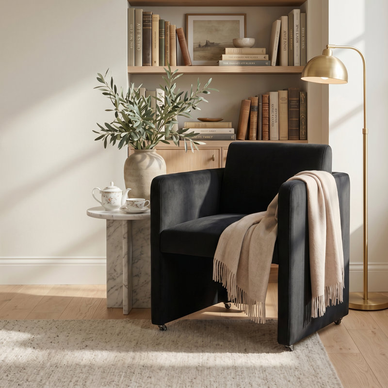 Chaise de salle à manger moderne de style tonneau, 66 x 67 x 79 cm, bois et velours, à l'unité, noire, avec accoudoirs et dossier ergonomique.