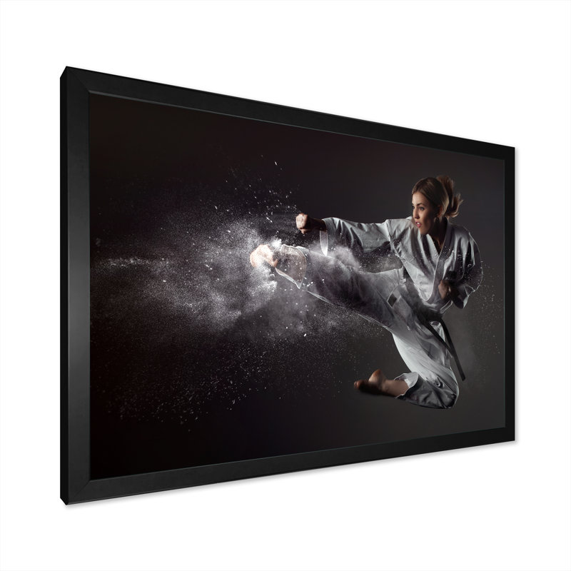 «Karate Girl Mid Air Kick On», reproduction sur toile, Cadre simple noir, H 12 po x l 20 po x P 1 po