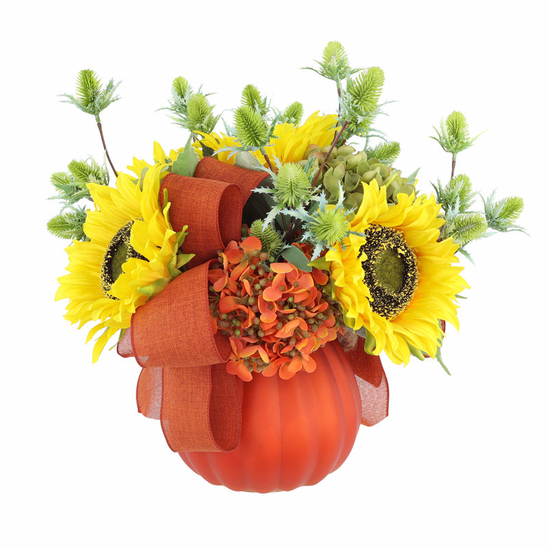 Linneus tournesol d'automne et hortensias disposés en verre de citrouille