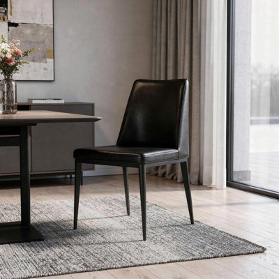 Chaise parsons en similicuir noir