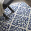 Tapis blanc et bleu marine avec motif floral damassé-27321227