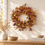 Couronne d'automne artificielle de 61 cm (24 po) avec feuilles et baies d'eucalyptus mélangées, idéale pour décorer la porte d'entrée ou la maison, pour les fêtes de fin d'année.