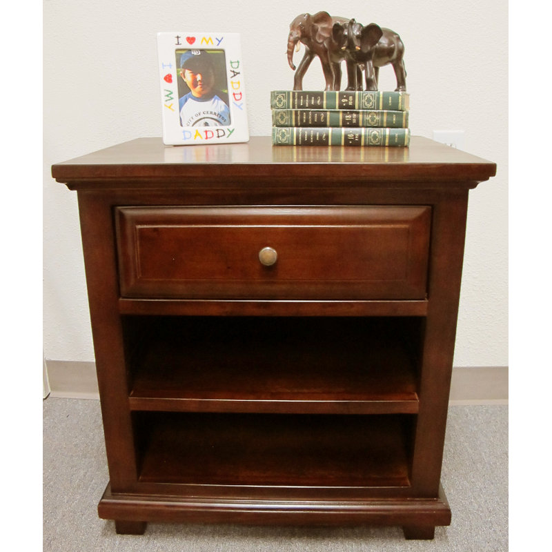 Ensemble californien classique Dannalee, Deux articles : lit, table de chevet