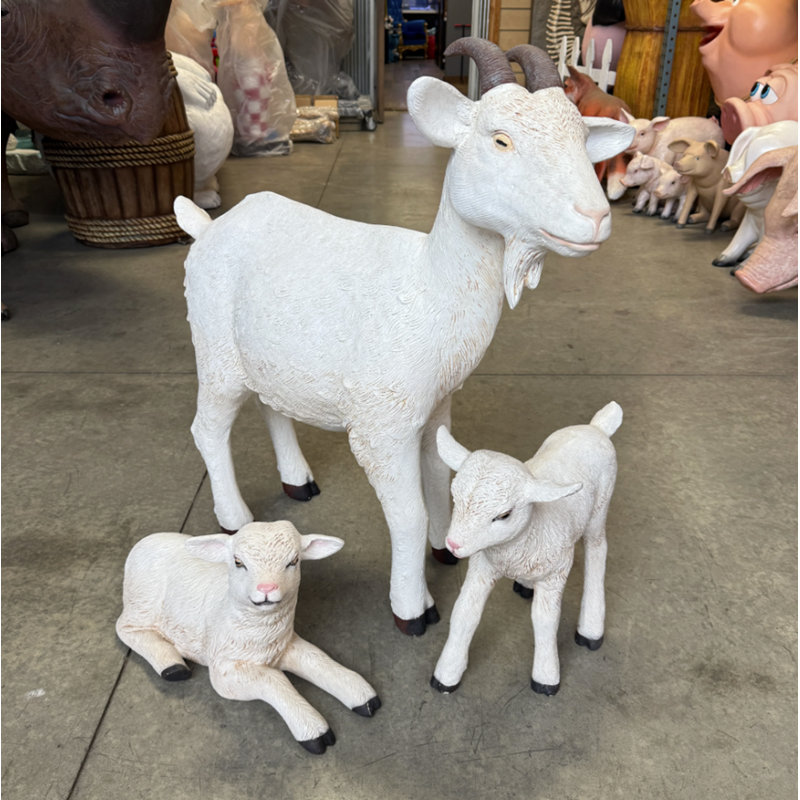 Statue de bébé chèvre allongée