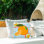 Coussin d'extérieur à motif géométrique de fruits orange, design par Daniela Santiago