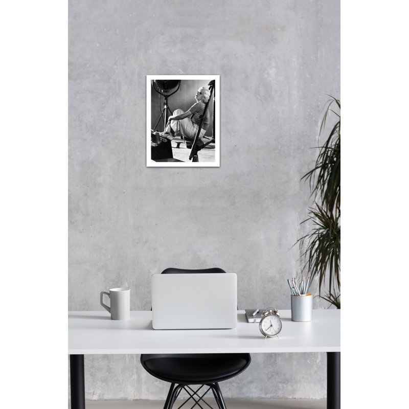 Jean Harlow assis sur un banc - photographie sans cadre, H 10 po x l 8 po