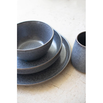 ENSEMBLE DE TROIS ASSIETTES EN CÉRAMIQUE ET ASSIETTES À SALADES EN PIERRE