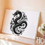 "Toile", créant une silhouette noire frappante d'un dragon qui s'enroule élégamment dans une pose dynamique-105360