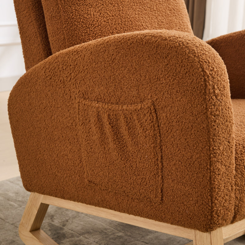 Chaises berçantes, Tissu caramel flou
