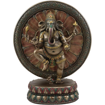 Yoga elayanti elayanti de danse suprême nritya à une position figurine Pesotum