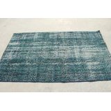 Tapis turc rétro fait à la main sur fond bleu, idéal pour décorer votre maison