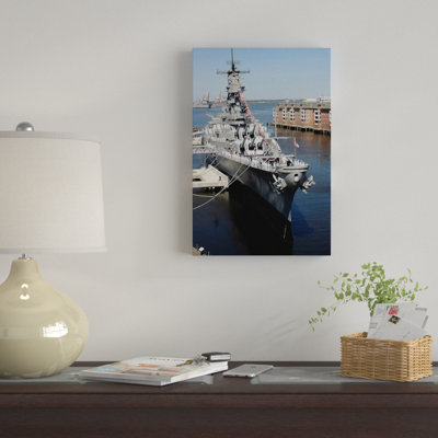 «The Decommisioned US Navy Battleship USS Wisconsin Berthed to the Pier», reproduction de photo sur toile