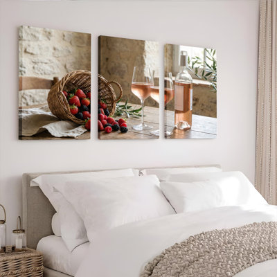 Ensemble de 3 toiles montées sur châssis représentant des fraises et du vin rosé, idéal pour décorer la cuisine, le salon ou la chambre.