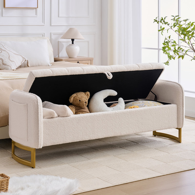 Banc de rangement moderne Lunara 66"W, capitonné, motif Teddy, à placer au pied du lit, avec pieds dorés, poche pour accoudoir et 2 coussins.