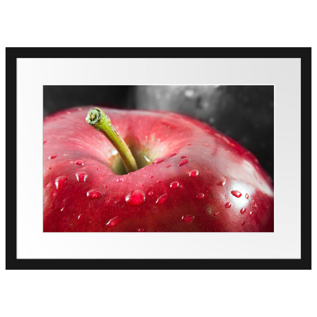 Gerahmtes Poster Roter Apfel mit Wassertropfen